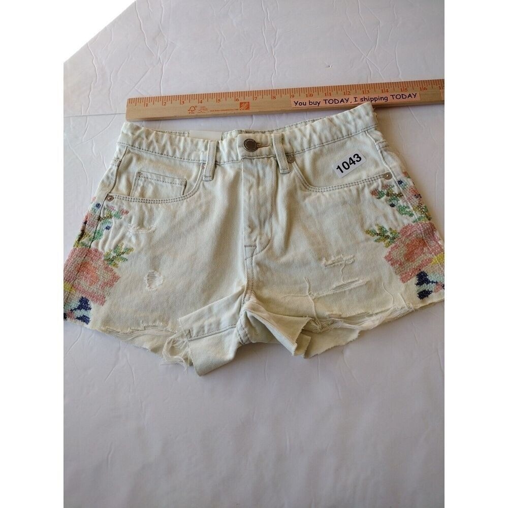Blank NYC Shorts Woman's 25 White Off Denim Floral Embroidered Distressed - Picture 4 of 11